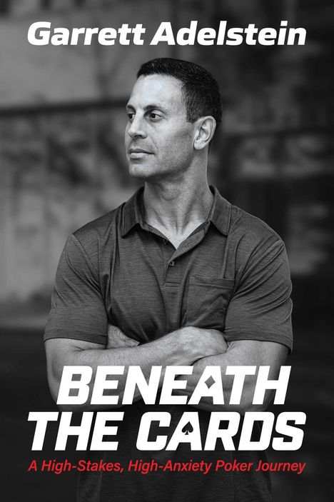Text: Garrett Adelstein, Beneath the Cards, A High-Stakes, High-Anxiety Poker Journey. Schwarz-weißes Porträt eines Mannes.