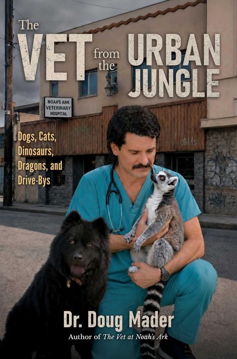 „The Vet from the Urban Jungle.“ Ein Tierarzt in grüner OP-Kleidung hält einen Lemuren, daneben sitzt ein schwarzer Hund.