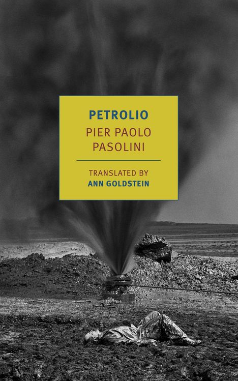 Text: "PETROLIO. PIER PAOLO PASOLINI. Translated by ANN GOLDSTEIN." Schwarz-Weiß-Foto: Mann liegt im Schlamm vor Ölquelle.