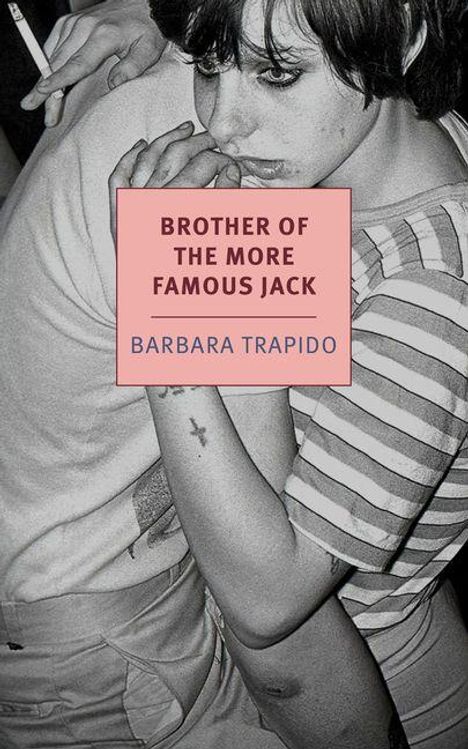 "Brother of the More Famous Jack" von Barbara Trapido. Schwarz-Weiß-Foto einer umarmenden Person mit kurzem Haar und gestreiftem Shirt.