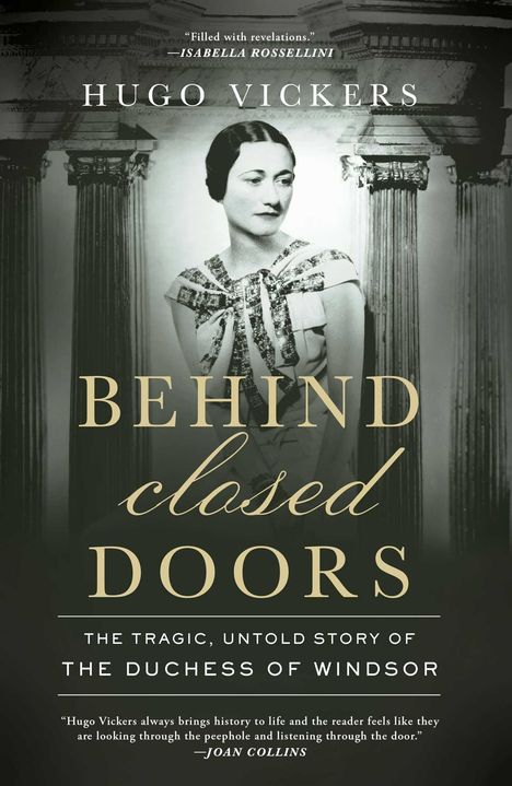 Text: “Filled with revelations.” — ISABELLA ROSSELLINI. Autor: Hugo Vickers. Titel: BEHIND CLOSED DOORS. Frau in elegantem Look.
