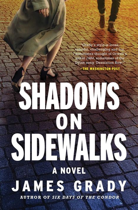 "SHADOWS ON SIDEWALKS" von James Grady. Pflastersteine, eine laufende Frau in Mantel und Absatzschuhen.