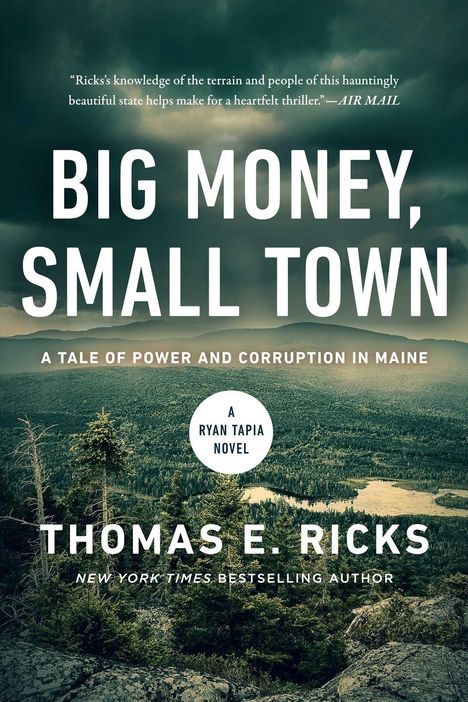 "BIG MONEY, SMALL TOWN" oben. Darunter "A TALE OF POWER AND CORRUPTION IN MAINE". Waldlandschaft mit Bergen.