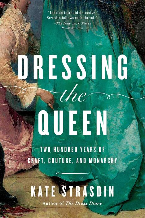 „Dressing the Queen: Two Hundred Years of Craft, Couture, and Monarchy.“ Eine Frau hält ein türkisfarbenes Kleid.