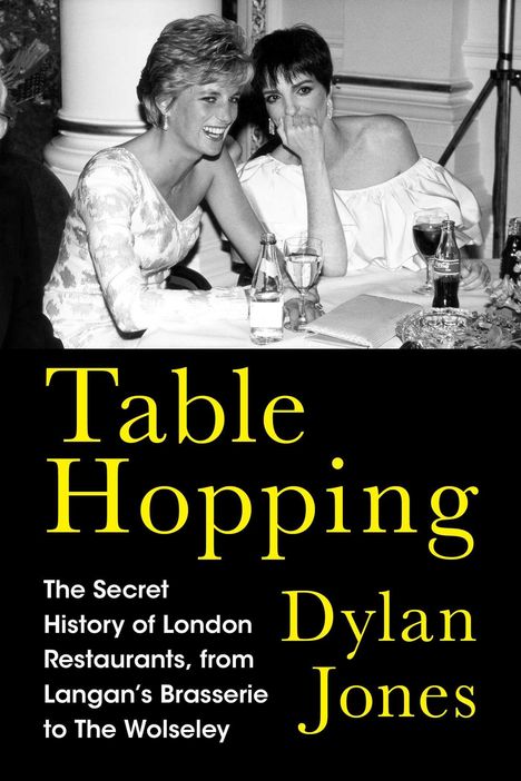 „Table Hopping“; Autor: Dylan Jones. Zwei elegant gekleidete Frauen bei einem Tischgespräch, Getränke und Lachen.