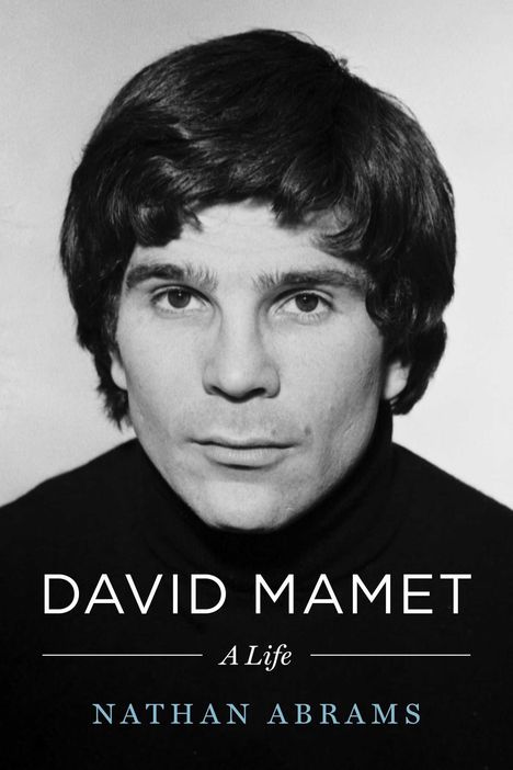 „DAVID MAMET: A Life“ von Nathan Abrams. Schwarz-Weiß-Porträt eines ernst blickenden Mannes.