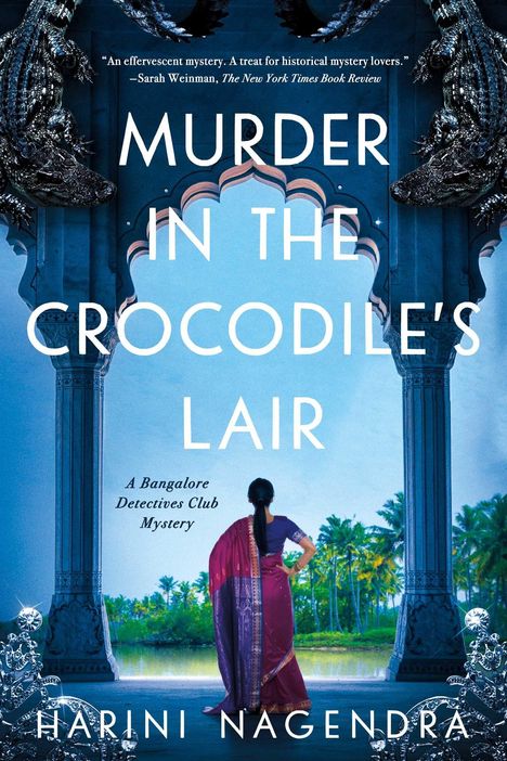 „Murder in the Crocodile's Lair“. Eine Frau in einem Sari steht zwischen Säulen und blickt auf Palmen vor einem Wasser.
