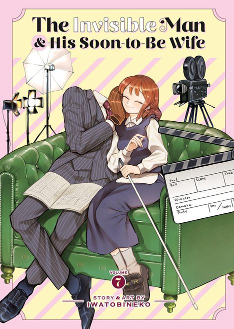 "The Invisible Man & His Soon-to-Be Wife." Eine Frau umarmt einen unsichtbaren Mann in einem Anzug, umgeben von Filmrequisiten.