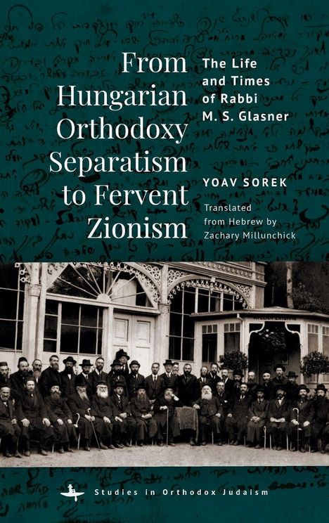 „From Hungarian Orthodoxy Separatism to Fervent Zionism“. Eine Gruppe Männer in traditioneller Kleidung vor einem Gebäude.