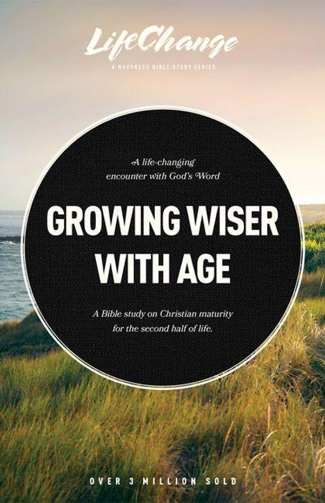 Text: "Growing Wiser With Age" - ein Bibelstudium zur christlichen Reife. Hintergrund zeigt eine Landschaft mit Gras und Meer.