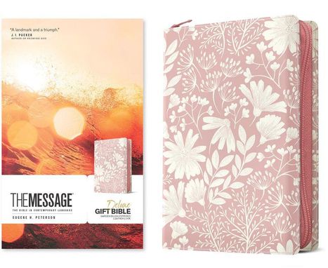 „The Message: Deluxe Gift Bible“, rosa Blumenmuster auf dem Einband, warme Farbtöne im Hintergrund.