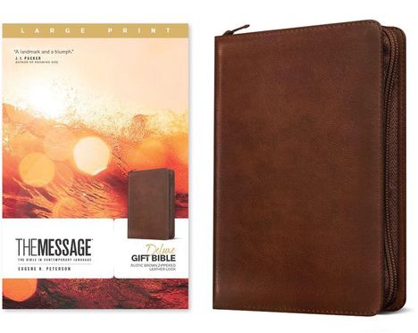 Texte: "Large Print", "THE MESSAGE", "Deluxe Gift Bible", "Eugene H. Peterson". Lederhülle in brauner Farbe.