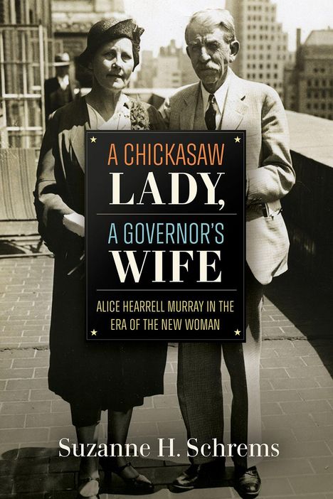 Titel: "A Chickasaw Lady, A Governor's Wife" von Suzanne H. Schrems. Ein älteres Paar steht auf einem Balkon mit Stadtkulisse.