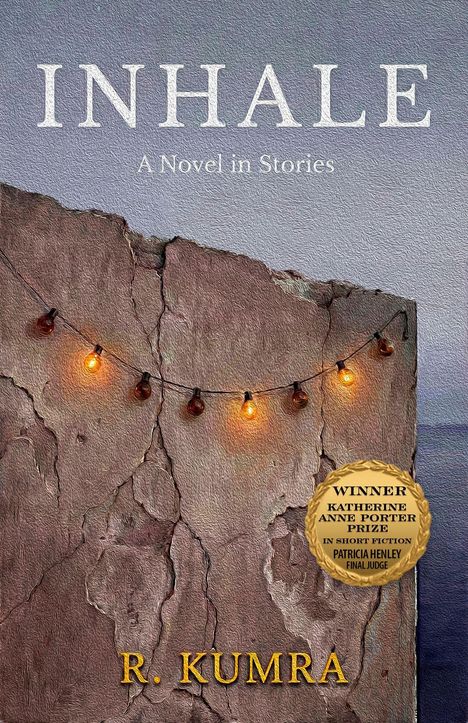 „INHALE A Novel in Stories“ von R. Kumra. Abblätternde Wand mit Lichterkette, goldenes Gewinner-Emblem.