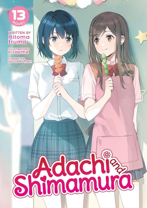 "Adachi and Shimamura", zwei junge Frauen mit Spießen, eine in Schuluniform, die andere in rosa Kleid.