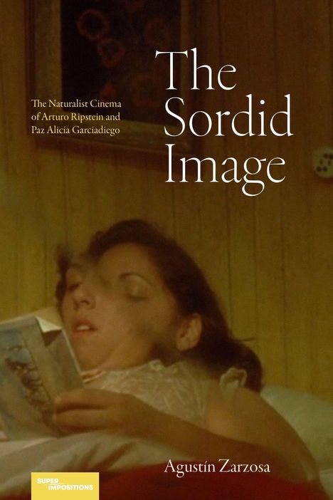 „The Sordid Image“ und „Agustín Zarzosa“. Eine Frau liest im Bett, der Raum hat eine holzgetäfelte Wand.