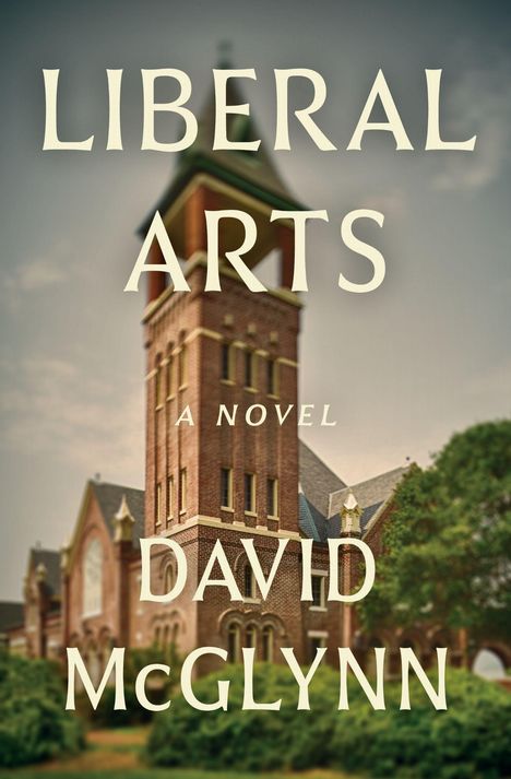 "LIBERAL ARTS A NOVEL DAVID McGLYNN" steht auf einem unscharfen, historischen Backsteingebäude mit Turm.