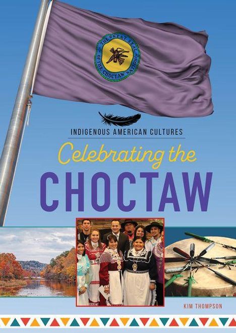 „Celebrating the Choctaw“ steht auf einem Buchcover. Oben weht eine Fahne, unten sind Menschen in traditioneller Kleidung zu sehen.