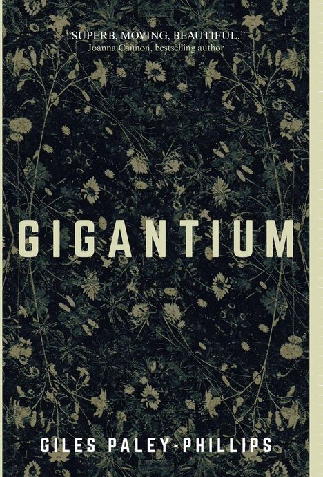 Text: "SUPERB, MOVING, BEAUTIFUL." - Joanna Cannon. Titel: GIGANTIUM. Autor: Giles Paley-Phillips. Hintergrund: Blumenillustration.