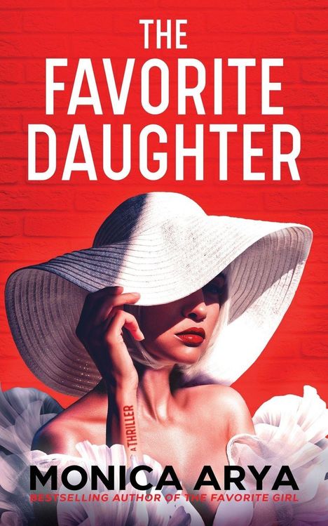 "The Favorite Daughter" und "Monica Arya" in weißem Text auf rotem Backstein. Frau mit großem Hut und Blumen.