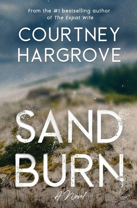 Text: „COURTNEY HARGROVE“, „SAND BURN A Novel“. Hintergrund: Dünen mit Gras und Sand.