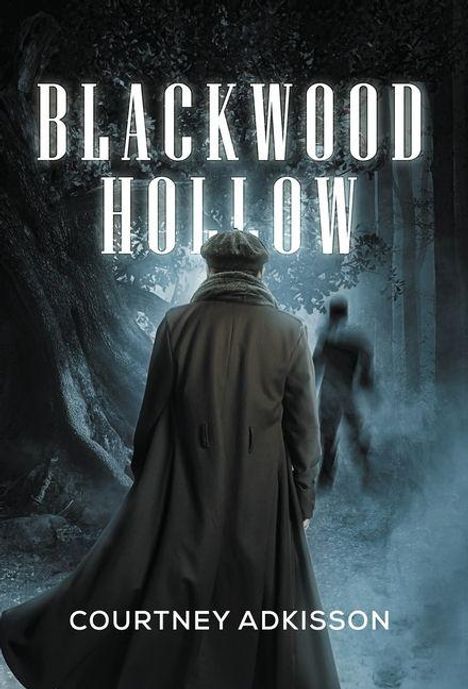 "BLACKWOOD HOLLOW" und "COURTNEY ADKISSON". Ein Mann im Mantel schaut in einen nebligen Wald, während eine Gestalt rennt.