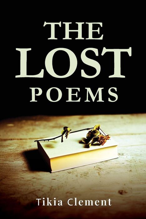 "The Lost Poems" von Tikia Clement, verwelkte Blume auf einem Buch auf Holztisch, dunkler Hintergrund.
