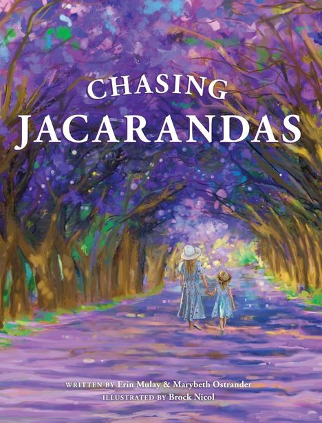 „CHASING JACARANDAS“ steht über blau-lila Bäumen. Eine Frau und ein Kind gehen Hand in Hand auf einem blühenden Pfad.