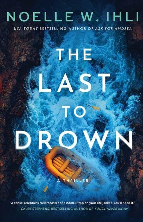 „The Last to Drown“ von Noelle W. Ihli ist ein Thriller. Ein orangefarbenes Schlauchboot im reißenden Wasser.