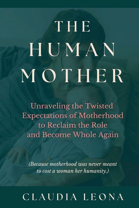 „THE HUMAN MOTHER“ von Claudia Leona thematisiert Mutterschaft und Selbstfindung. Hintergrund: Mutter kuschelt Baby.
