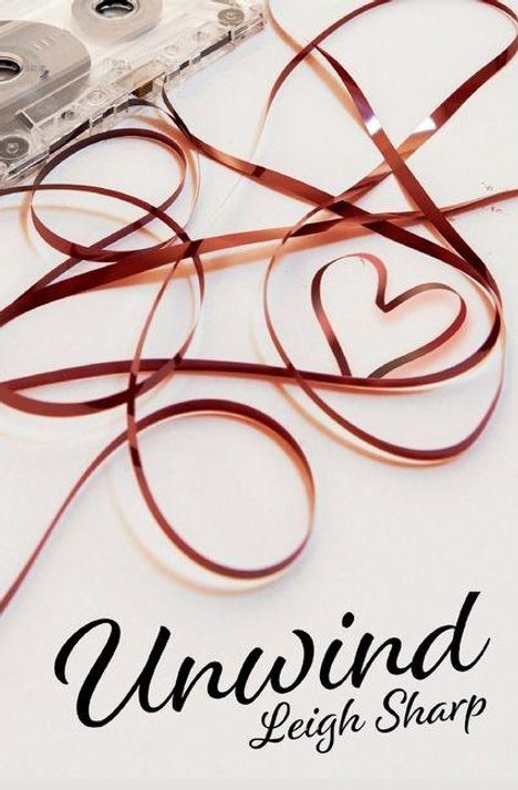 Text: "Unwind Leigh Sharp". Eine Kassette mit Band, das in Herzform gewickelt ist, auf hellem Hintergrund.