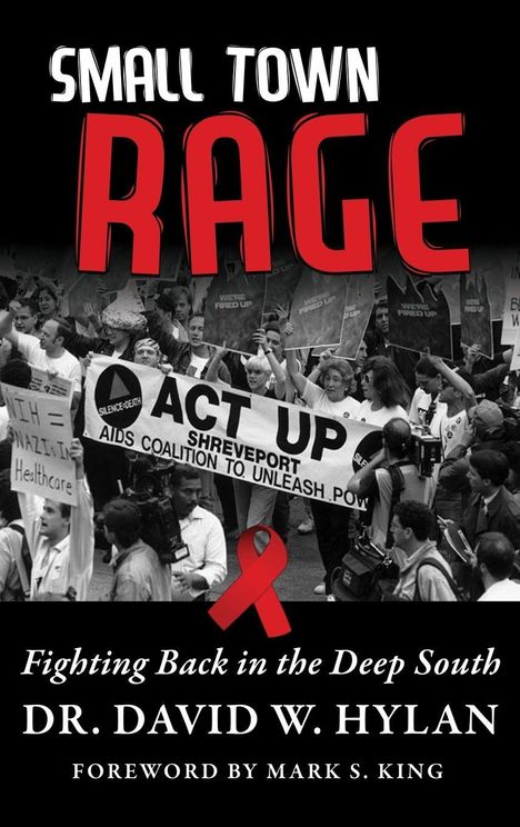 Titel: "Small Town Rage". Untertitel: "Fighting Back in the Deep South". Autorenname: Dr. David W. Hylan. Vorwort von Mark S. King. Eine Menschenmenge bei einer Demonstration mit Transparenten, einem großen "ACT UP"-Banner und einem roten AIDS-Bewusstseinsband.