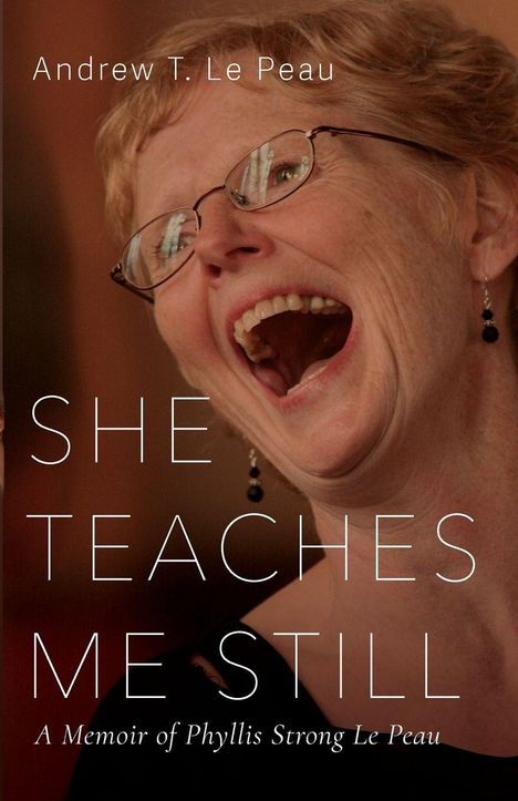 "Andrew T. Le Peau. SHE TEACHES ME STILL. A Memoir of Phyllis Strong Le Peau." Eine lachende Frau mit Brille.
