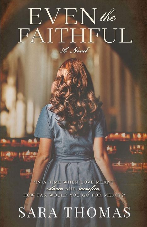 „Even the Faithful – A Novel“ von Sara Thomas. Frau mit langen, lockigen Haaren steht vor brennenden Kerzen.