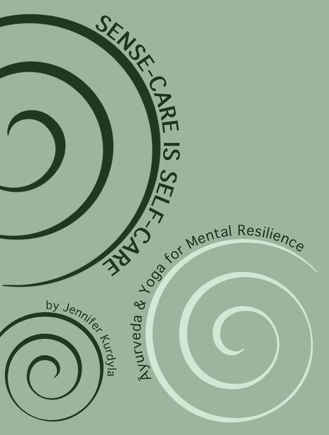 "SENSE-CARE IS SELF-CARE. Ayurveda & Yoga for Mental Resilience. by Jennifer Kurdyla." Spiralen auf grünem Hintergrund.