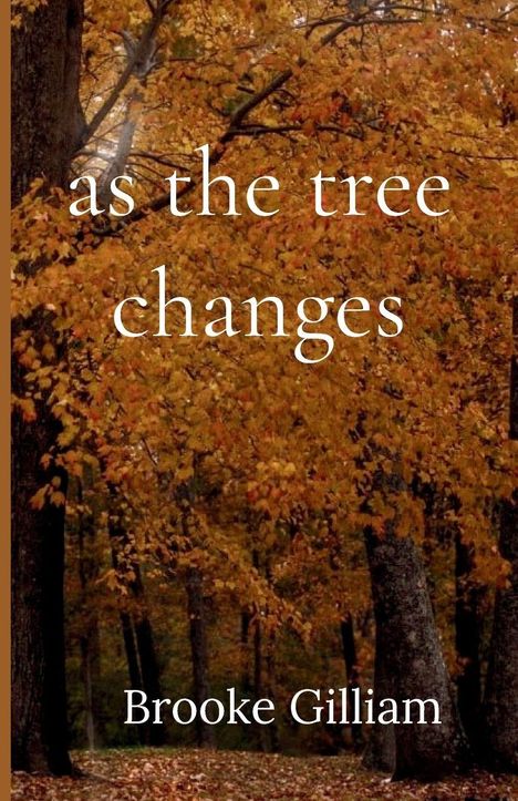 „as the tree changes“ und „Brooke Gilliam“. Herbstliche Baumlandschaft mit orangefarbenem Laub im Hintergrund.