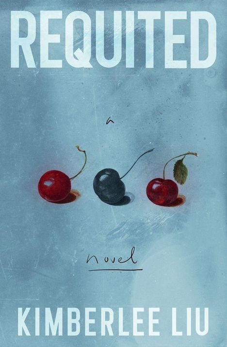 "REQUITED" oben, "a novel" in der Mitte, "KIMBERLEE LIU" unten. Drei Kirschen, zwei rot, eine schwarz, auf blauem Hintergrund.