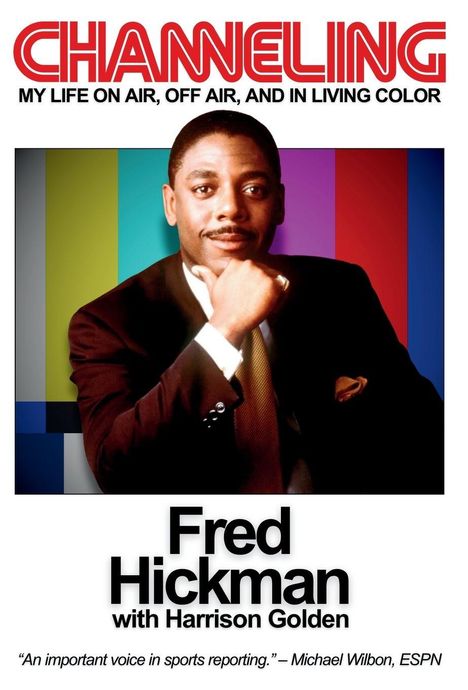 „CHANNELING: MY LIFE ON AIR, OFF AIR, AND IN LIVING COLOR“. Porträt eines Mannes im Anzug vor buntem Hintergrund.