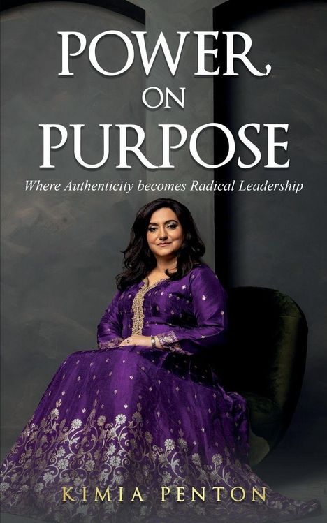 "Power on Purpose: Where Authenticity becomes Radical Leadership." Eine Frau im lila Kleid sitzt auf einem Stuhl.