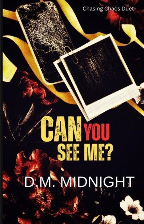 "Chasing Chaos Duet." "Can You See Me?" D. M. Midnight. Dunkle Blumen, zerbrochenes Handy und Fotos im Hintergrund.