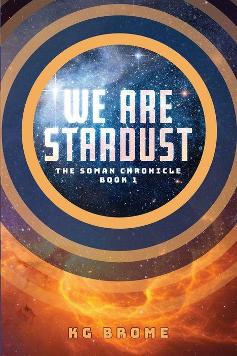 „WE ARE STARDUST, THE SOMAN CHRONICLE, BOOK 1“ prangt inmitten eines kosmischen Hintergrunds mit leuchtenden Ringen.