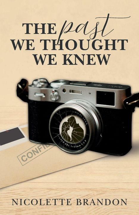 "THE PAST WE THOUGHT WE KNEW" und "Nicolette Brandon". Eine Kamera, ein zerrissenes Foto und ein Umschlag mit "CONFIDENTIAL".