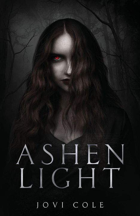 "Ashen Light, Jovi Cole." Eine Frau mit langen, dunklen Haaren und leuchtend roten Augen, im düsteren Wald.