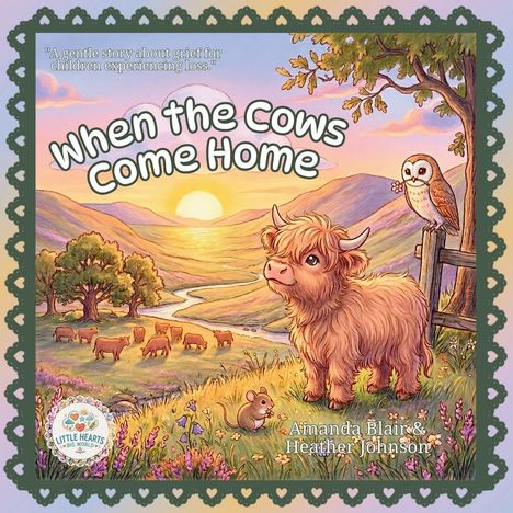"When the Cows Come Home" in großen, weißen Buchstaben. Illustration: Eine flauschige Kuh, eine Eule und eine Maus in einer Landschaft.