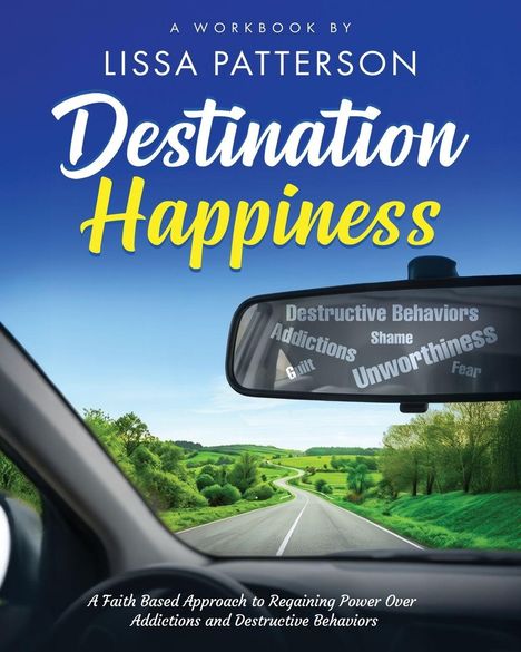 „A Workbook by Lissa Patterson: Destination Happiness“. Rückspiegel zeigt negative Begriffe. Straße durch grüne Landschaft.
