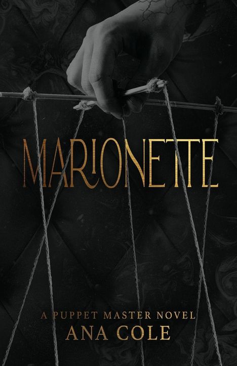 "Marionette" in großen Buchstaben, darunter "A Puppet Master Novel", "Ana Cole". Hand hält Marionettenfäden.