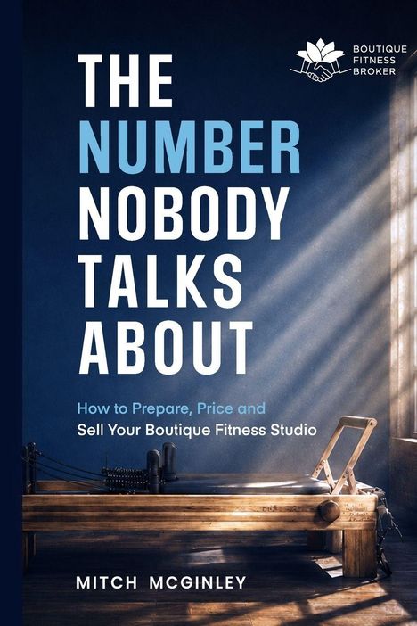 „The Number Nobody Talks About“ von Mitch McGinley. Logo: Händeschütteln, links ein Holz-Fitnessgerät im Raum.