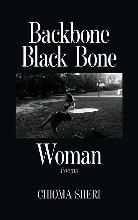 "Backbone Black Bone Woman Poems CHIOMA SHERI". Schwarz-weiß Bild: Frau sitzt draußen an einem Tisch in einem Park.
