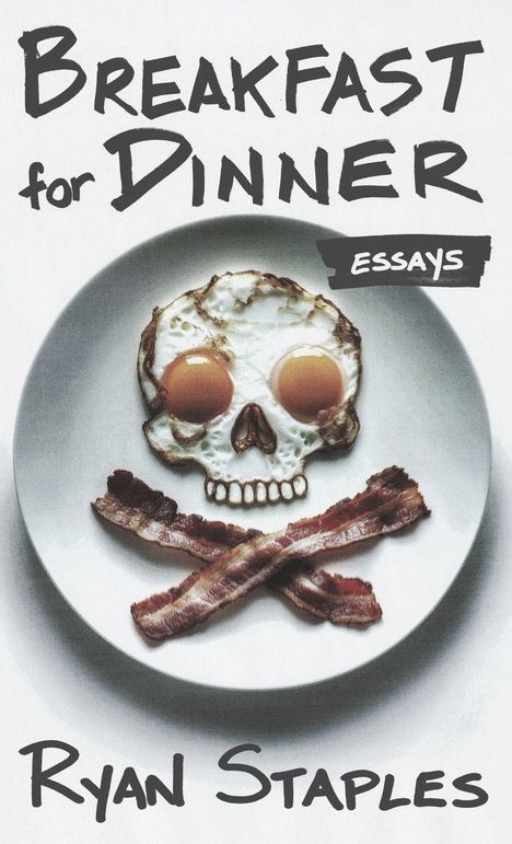 "BREAKFAST for DINNER", "ESSAYS", "Ryan Staples". Eine Illustration: Ein Totenkopf aus Eiern und Speck auf einem Teller.