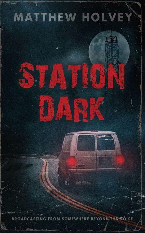 "Station Dark" in roten Buchstaben. Ein Van fährt bei Nacht auf einer kurvigen Straße, im Hintergrund ein Sendemast.